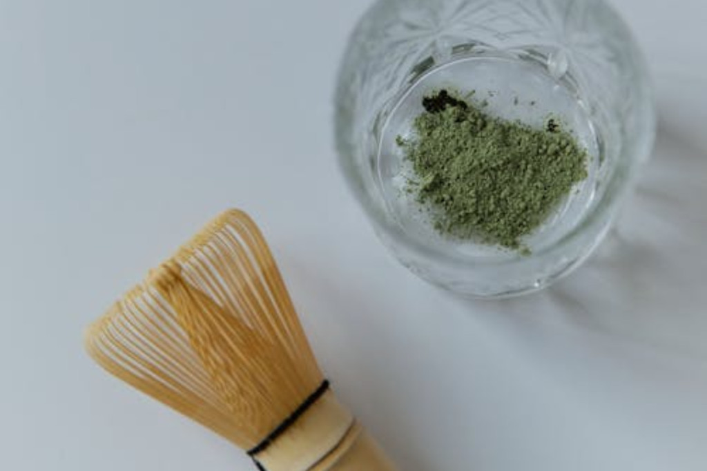 kratom powder in glass container