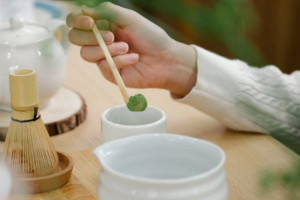 kratom powder on a bamboo spoon - featured image